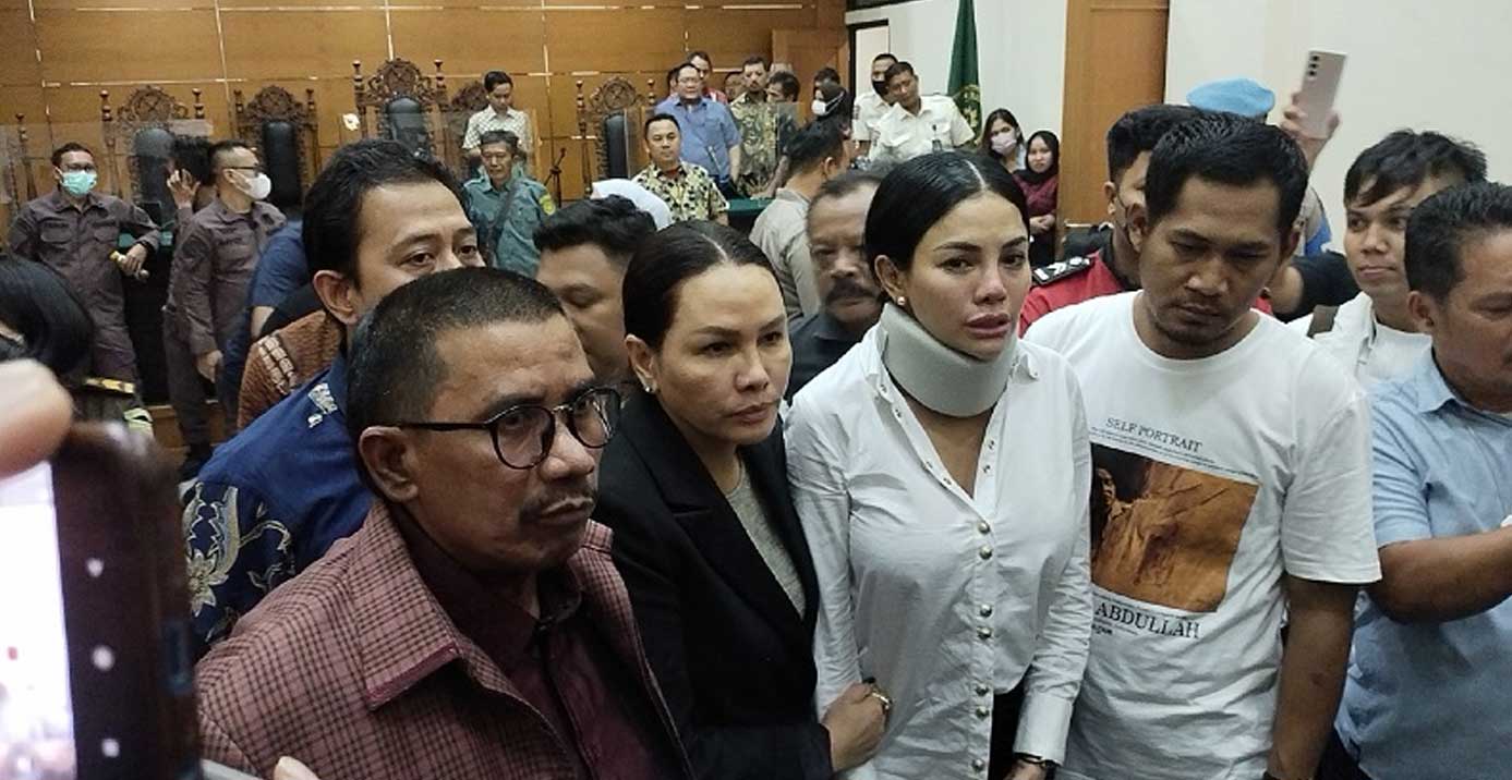 KonotasiNews, Nikita Mirzani Tetap Kuat Meski Pingsan Saat Sidang di Pengadilan Negeri Serang