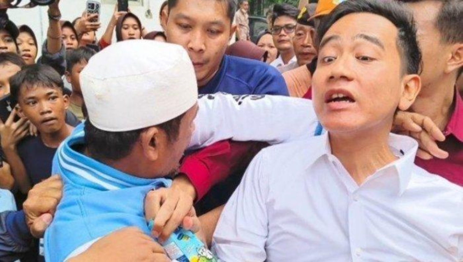 KonotasiNews - Pria Nekat Cekik Wakil Presiden Terpilih Gibran Rakabuming Raka